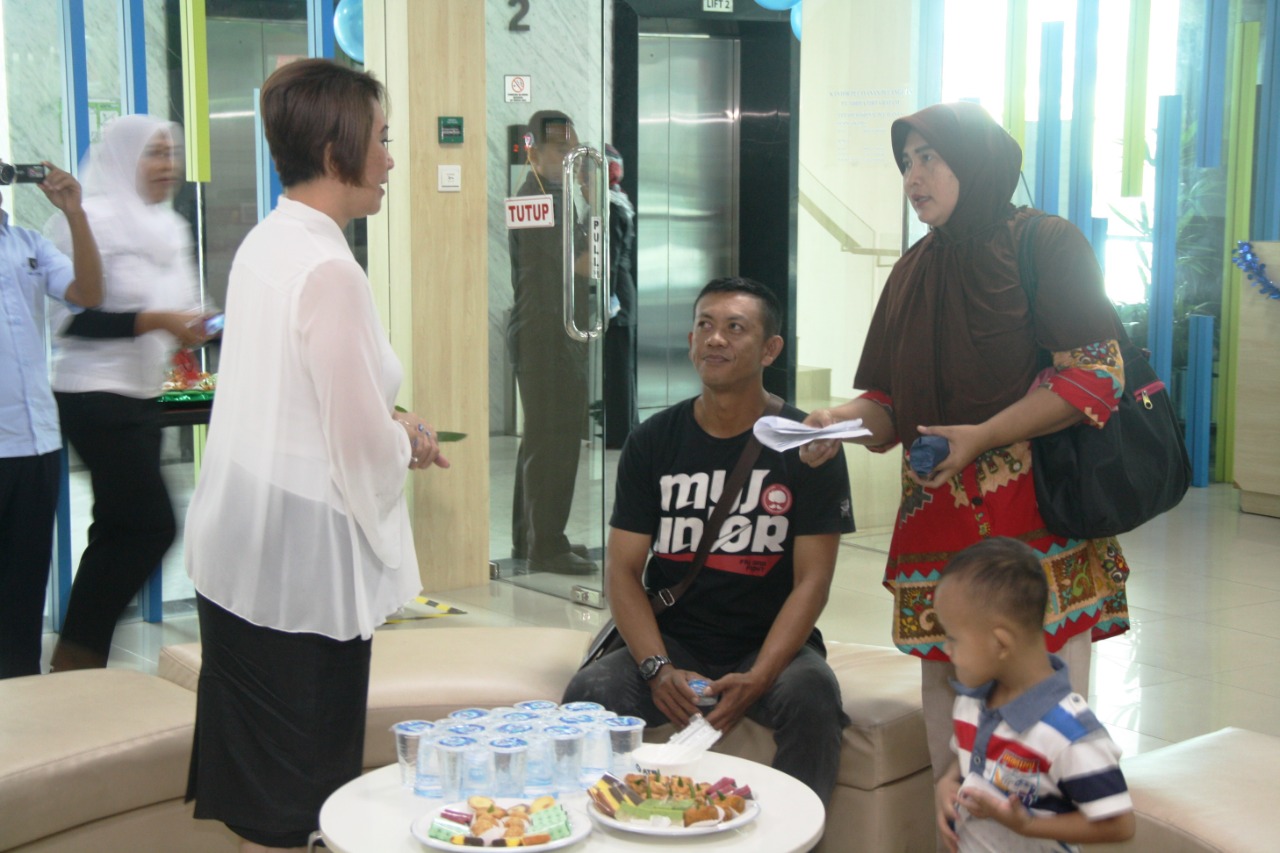 head-of-corporate-secretaryatb-menyapa-pelanggan-atb.jpg