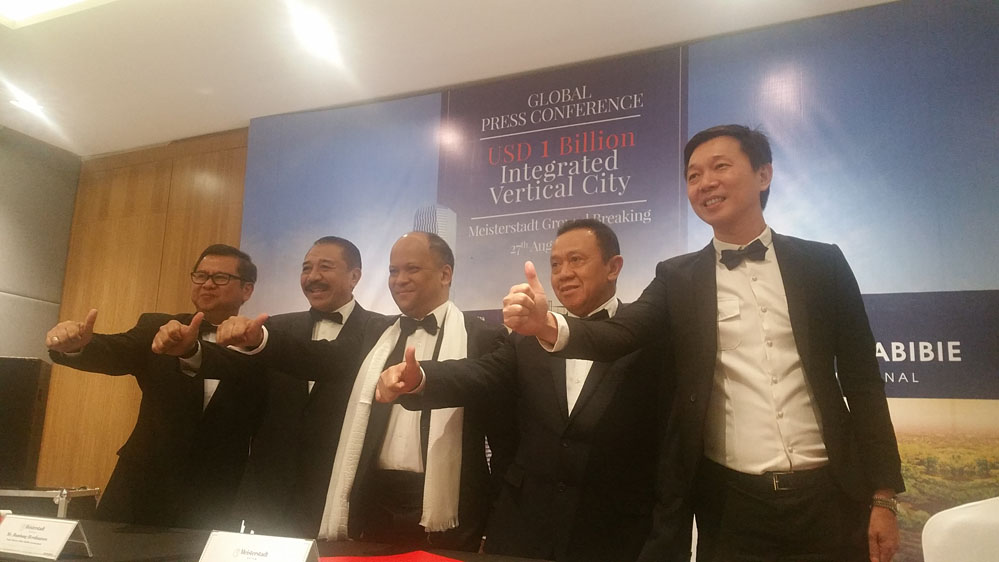 ilham-habibie-bersama-sejumlah-owner-dan-komisaris_20160828_152812.jpg
