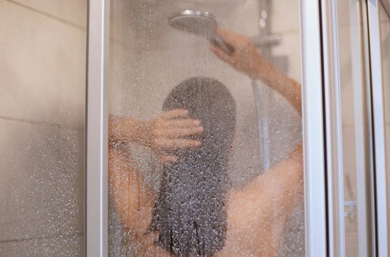 ilustrasi-mandi-efek-samping-mandi-sering.jpg