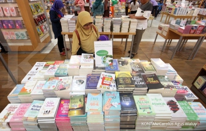 ilustrasi-pengunjung-memilih-buku-disebuah-toko-buku.jpg