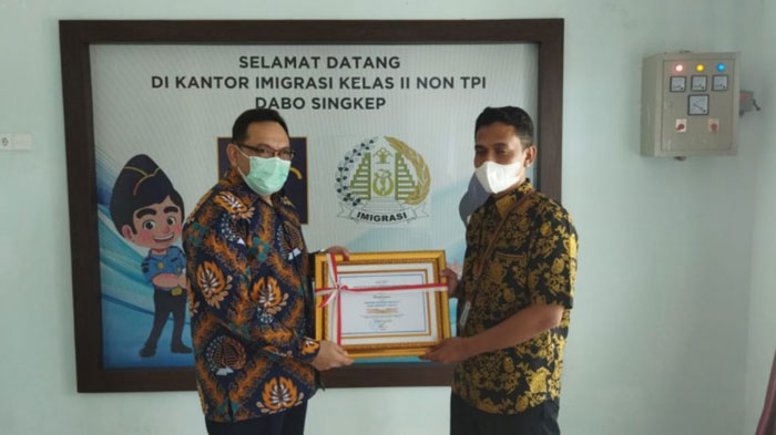 imigrasi-lingga-terima-penghargaan.jpg