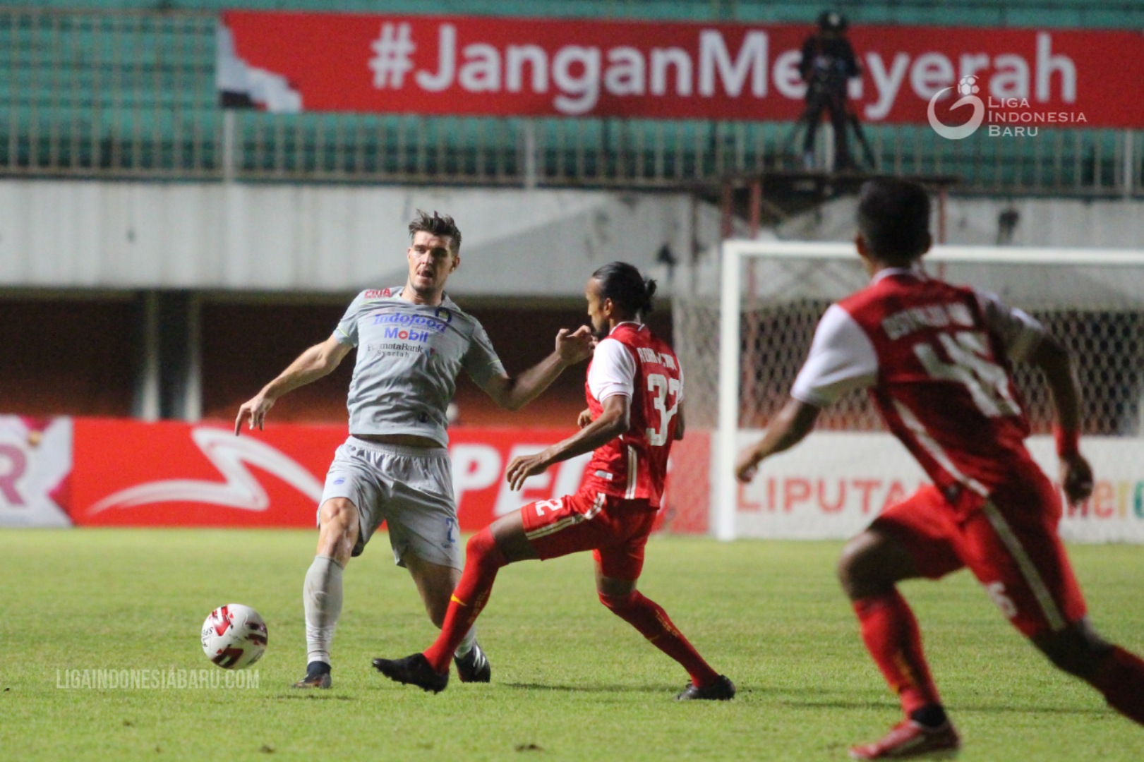 jelang-persib-bandung-vs-persija-jakarta-di-leg-2-final-piala-menpora-2021.jpg