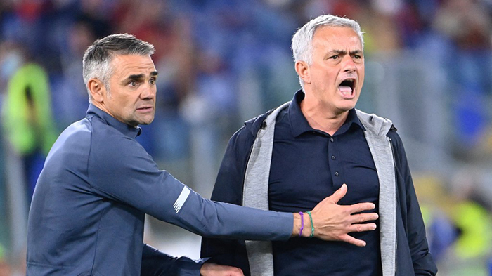 jose-mourinho-kanan-menunjukkan-reaksi-marah-saat-pertandingan.jpg