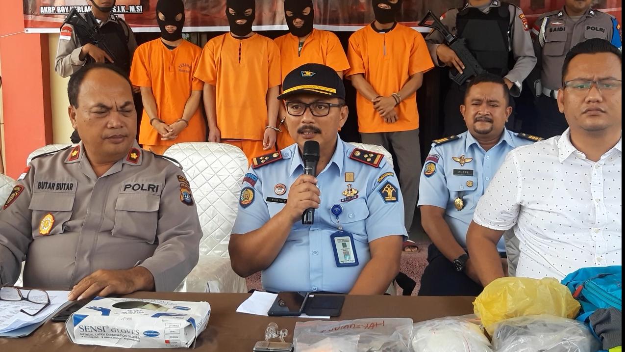 kalapas-narkotika-kelas-lla-tanjungpinang-wahyu-saat-menjelaskan-penyelundupan-sabu.jpg