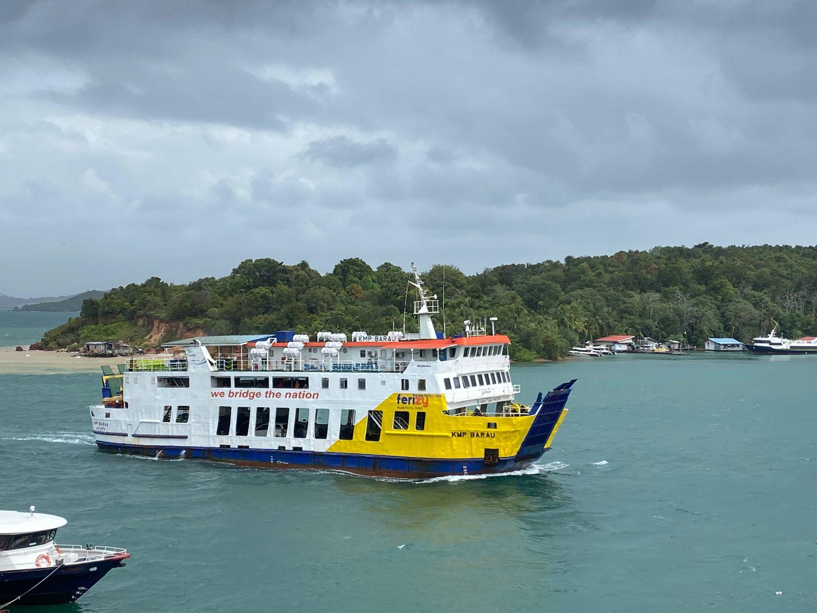 kapal-Roro-Barau-melintasi-perairan-Punggur-membawa-penumpang.jpg