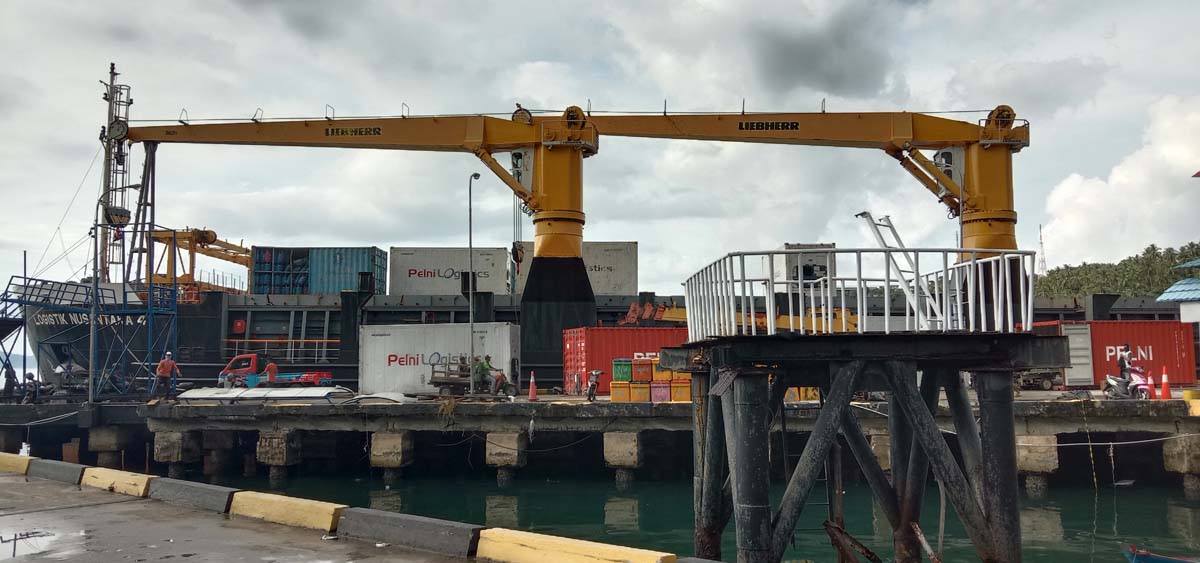 kapal-logistik-nusantara-4-di-pelabuhan-tarempa-anambas.jpg