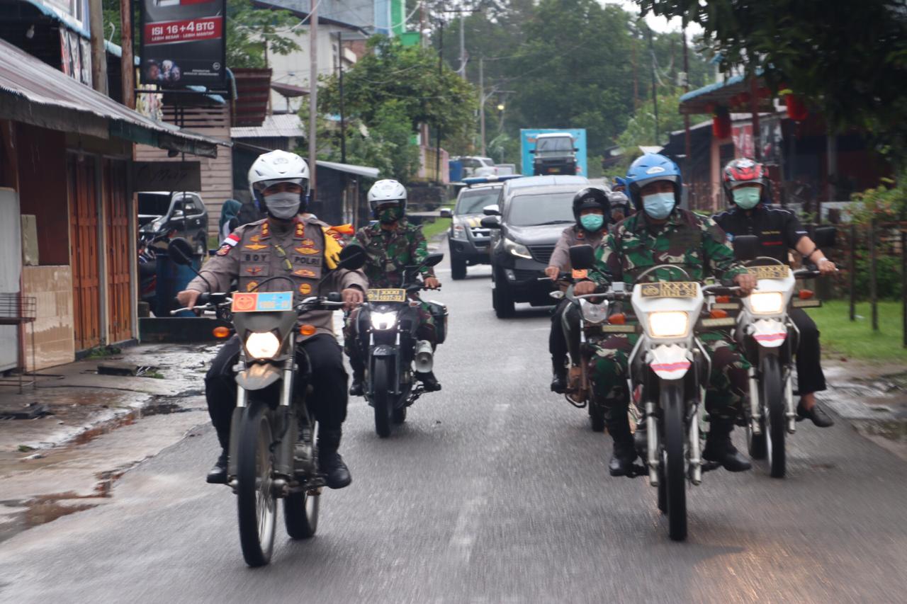 kapolres-lingga-dan-danlanal-dabo-singkep-keliling-pakai-motor-bagikan-paket-sembako.jpg