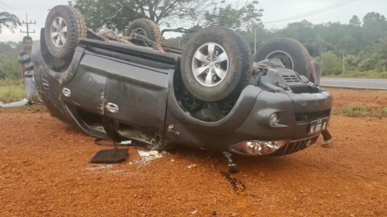 BREAKING NEWS, Kecelakaan Lalu Lintas di Jalan Lintas Barat Bintan, Mobil Terguling Keluar Aspal