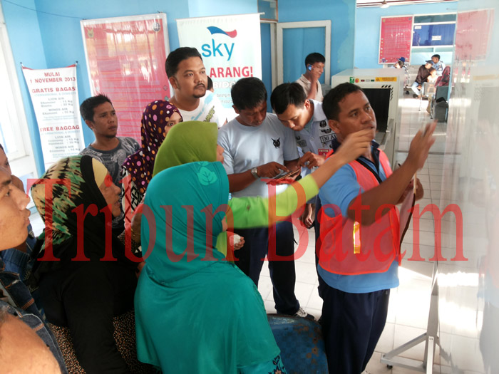 keluarga-korban-hercules-di-lanud-ranai-natuna_20150630_185533.jpg