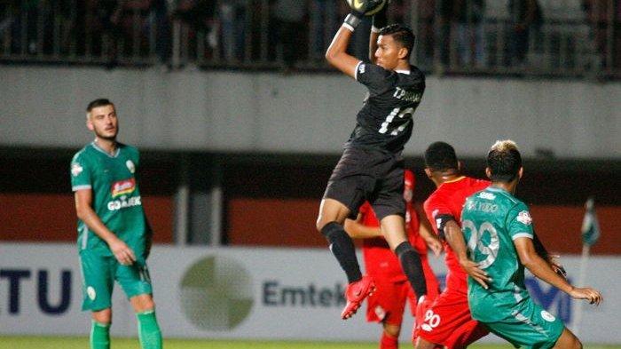 kiper-semen-padang-teja-paku-alam-beraksi.jpg