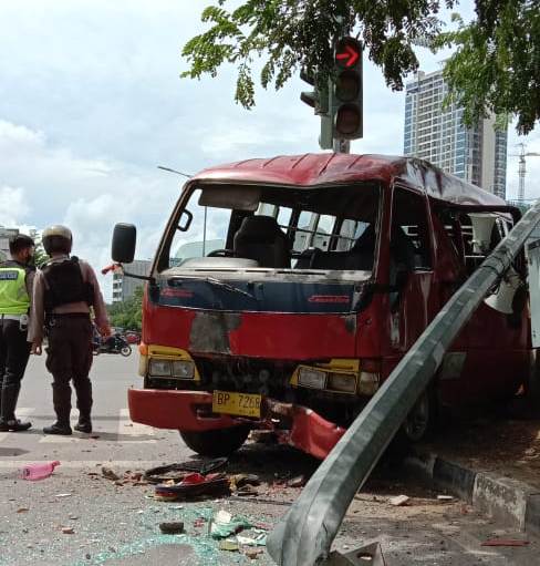 BREAKING NEWS, Bimbar Tabrak Emak-emak Bawa Motor di Batam