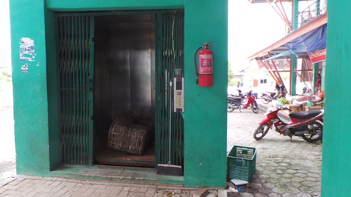 kondisi-rusaknya-lift-barang-di-pasar-maimun_20160211_200931.jpg