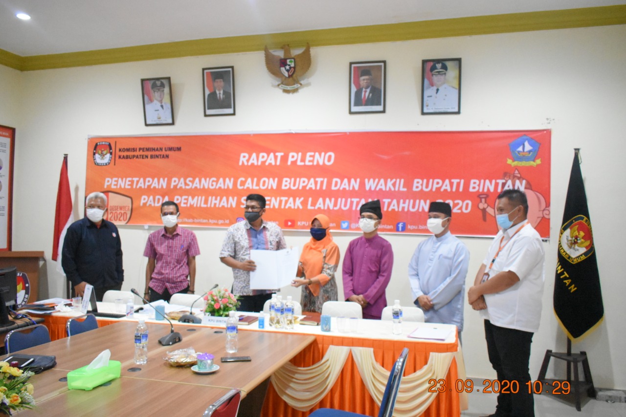 kpu-bintan-serahkan-salinan-sk-penetapan-pasangan-calon-di-pilkada-bintan.jpg