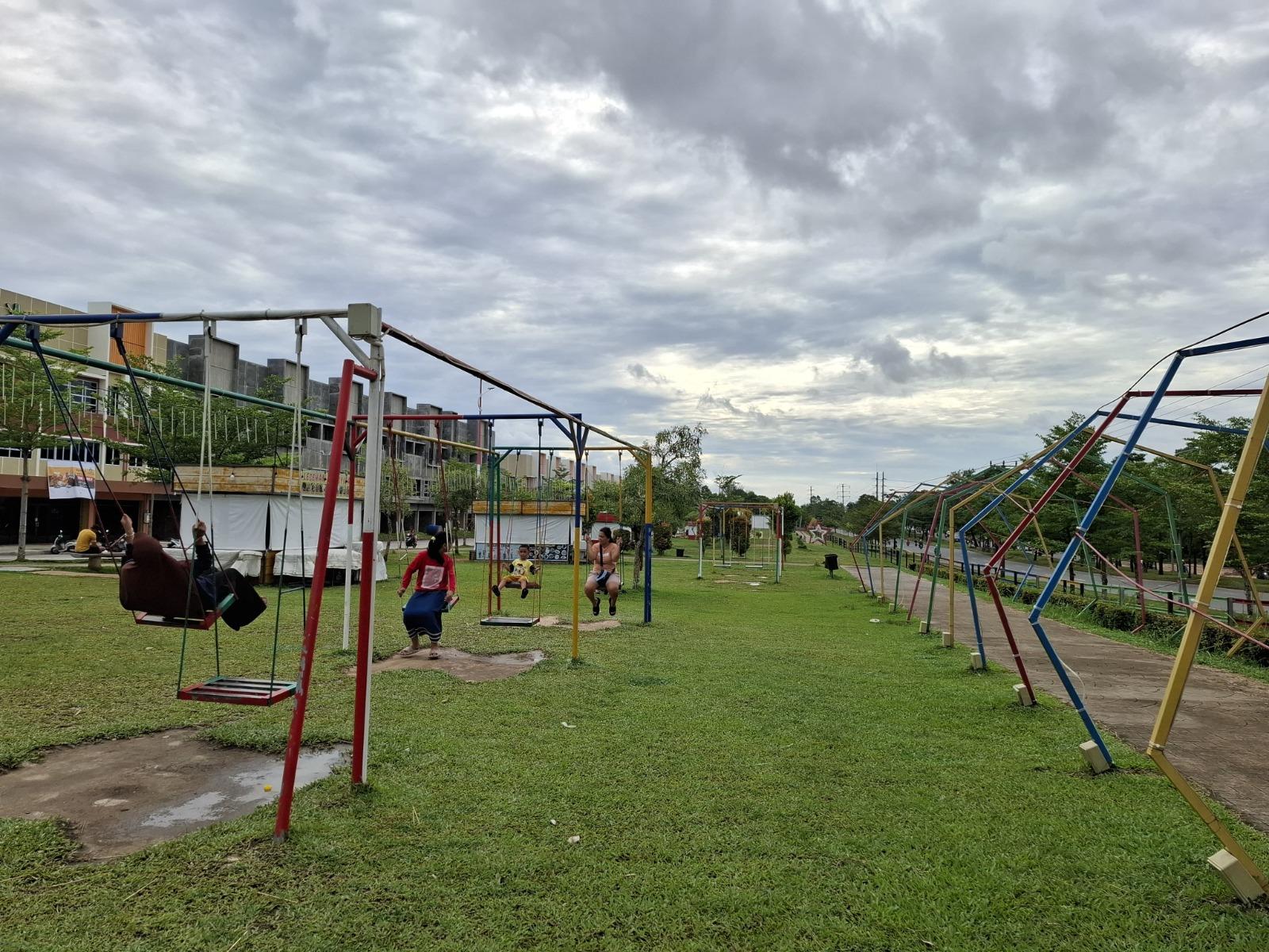 Taman Cipta Grand City Jadi Alternatif Bersantai Bersama Keluarga, Ada  Mainan Ayunan - Tribunbatam.id