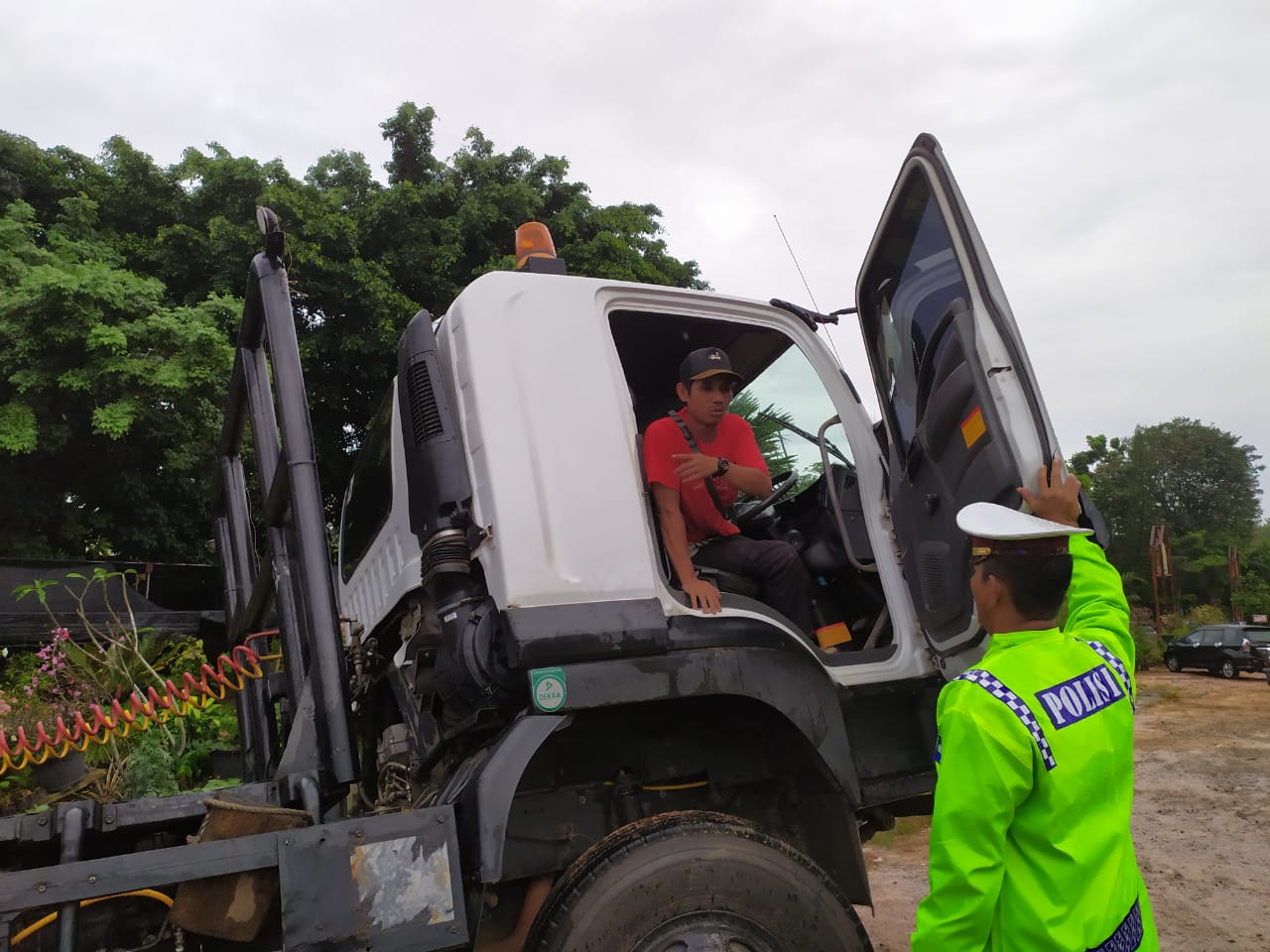 KECELAKAAN DI BATAM - Seruduk Mobil dan Motor, Begini Pengakuan Sopir Kontainer ke Polisi