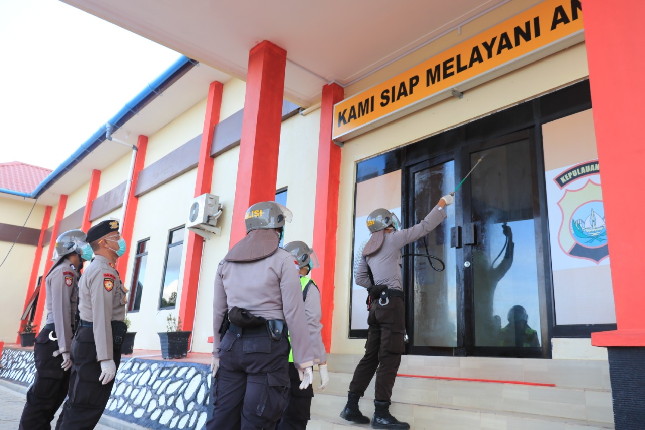 mapolres-anambas-disemprot-cairan-disinfektan.jpg