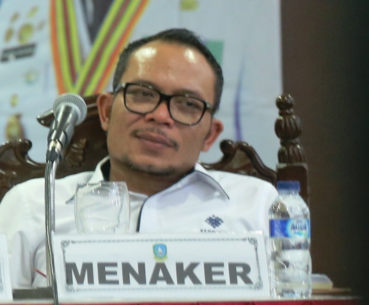 menteri-tenaga-kerja-dan-transmigrasi-menakertrans-hanif-dhakiri_20160219_102613.jpg