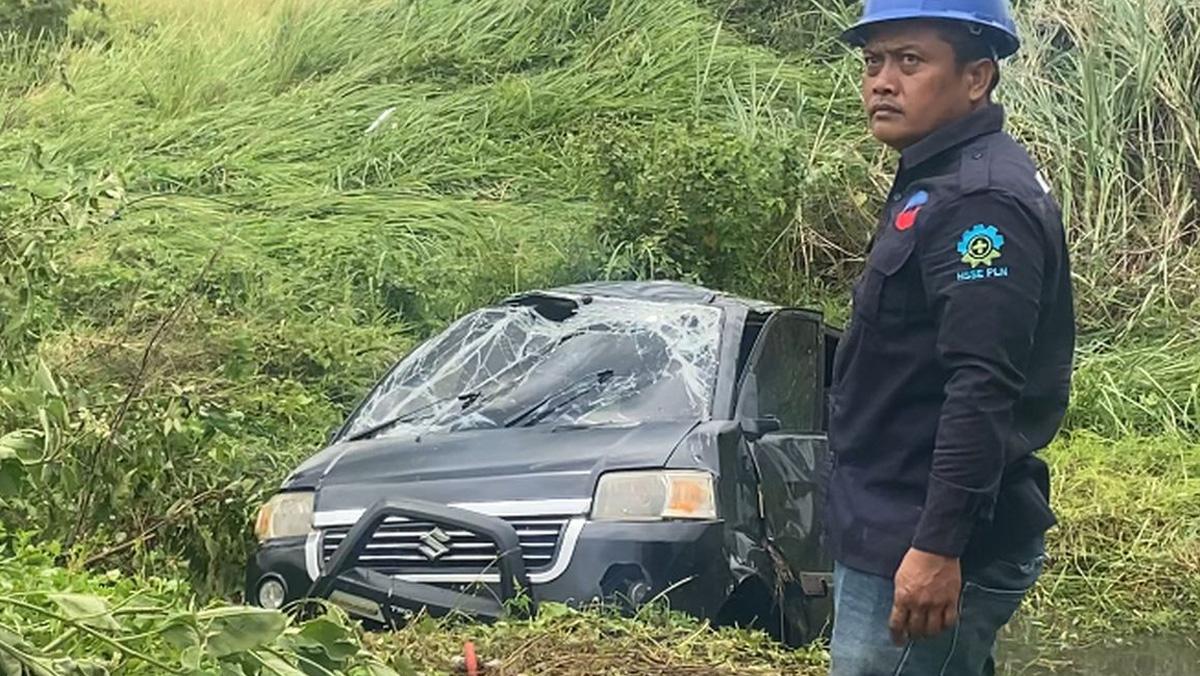 Mobil APV Berisi 4 Penumpang Tersapu Angin Puting Beliung Hingga Lebih dari 100 M, Jatuh ke Parit