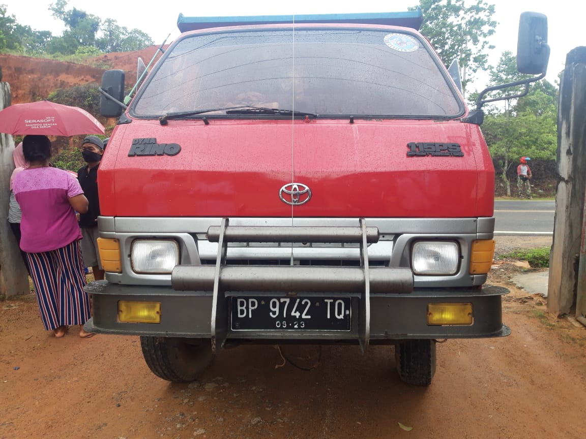 mobil-truk-terlibat-kecelakaan-lalu-lintas-di-jalan-lintas-barat.jpg