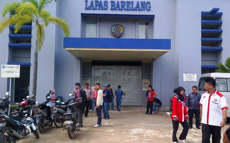 olisi-menjaga-pintu-depan-lembaga-pemasyarakatan-lapas-kelas-i-a-barelang_20151230_124026.jpg