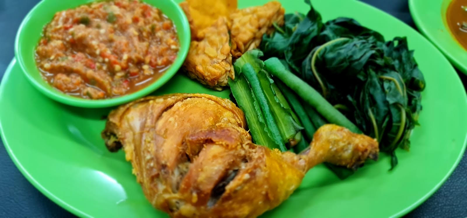 Warung Ayam Goreng Yes Sajikan Aneka Kuliner Pedas yang Menggugah Selera
