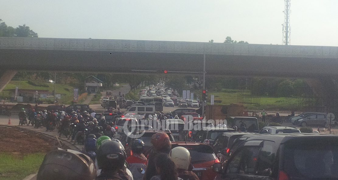 Pantauan Kepadatan Lalu Lintas di Simpang Jam Kamis Pagi. Padat Merayap