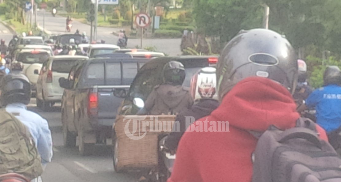 Arus Lintas di Simpang UIB Macet. Antrean Mobil Memanjang Hingga Depan San Dona