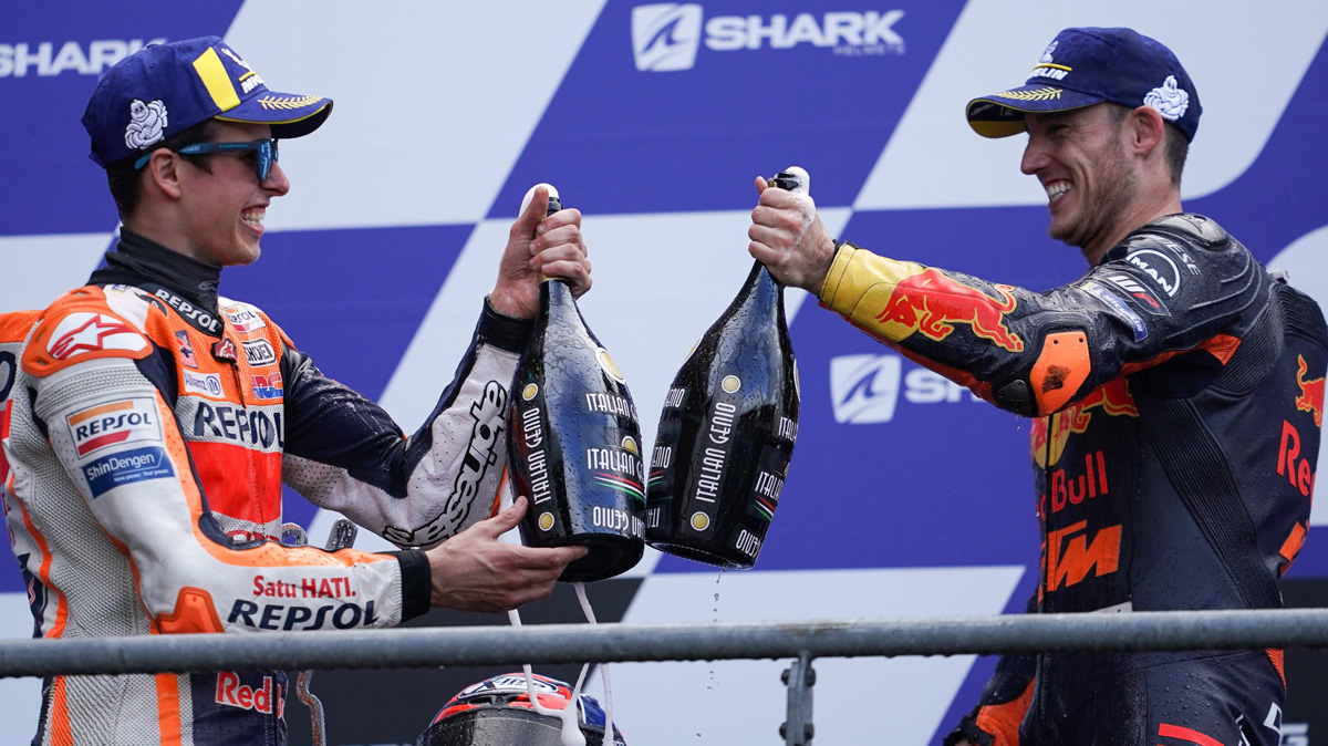 pebalap-repsol-honda-alex-marquez-melakukan-selebrasi-bersama-pol-espargaro.jpg