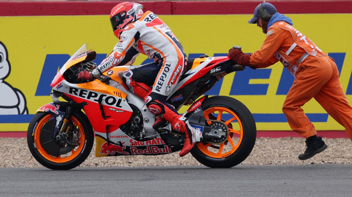 pebalap-repsol-honda-asal-spanyol-marc-marquez-mendorong-motor-dibantu-seorang-petugas.jpg