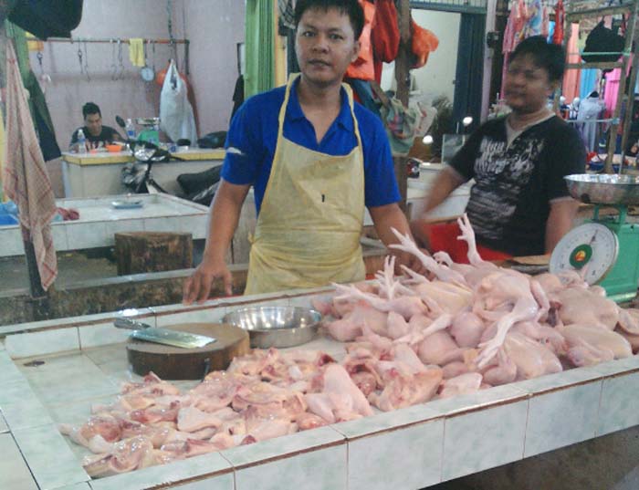 pedagang-ayam-di-pasar-bintan-bestari-bintan-centre-tanjungpinang_20150404_105642.jpg