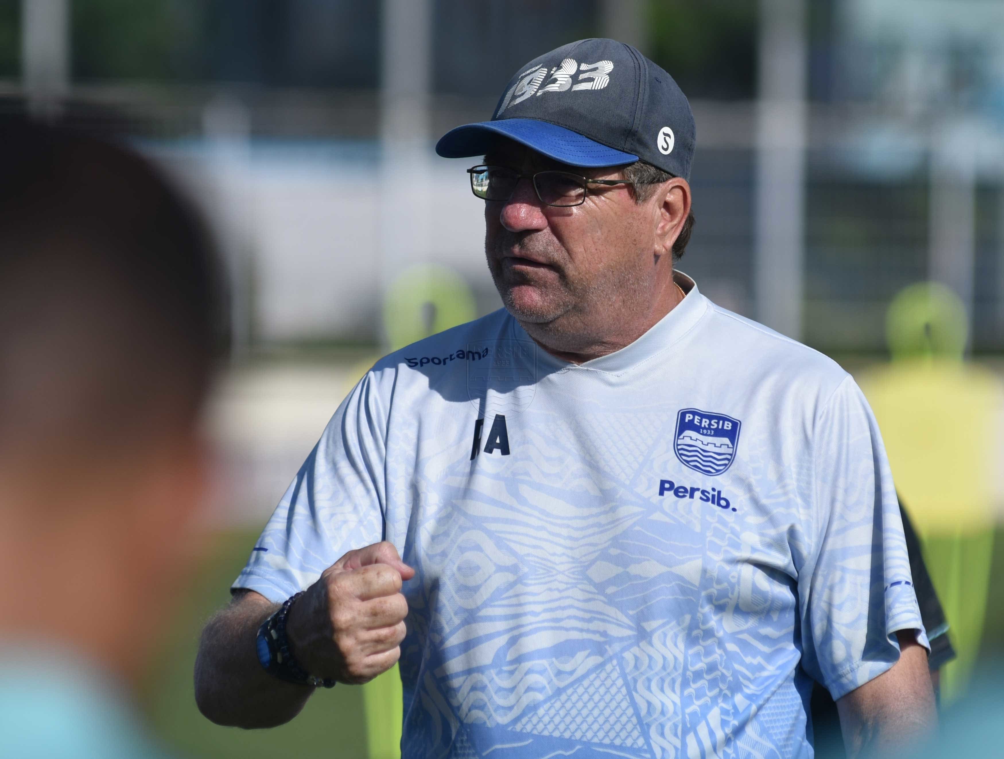 pelatih-persib-bandung-robert-alberts-pekan-33-bri-liga-1.jpg
