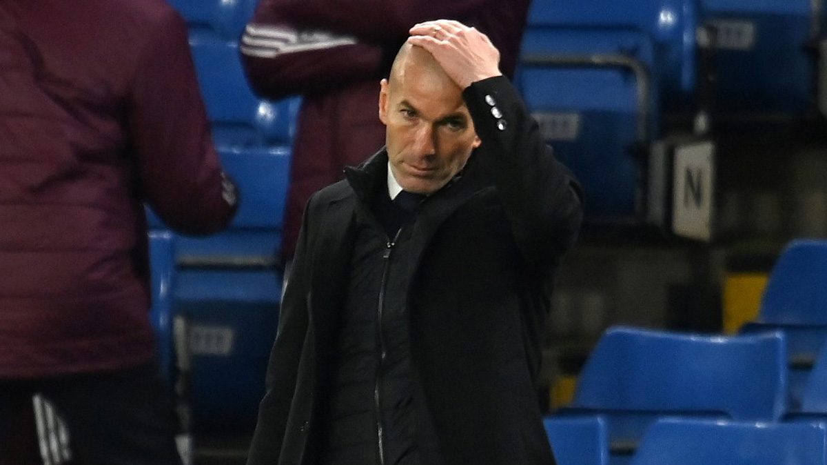 pelatih-real-madrid-zinedine-zidane-menyaksikan-pemainnya-bertanding-melawan-chelsea.jpg