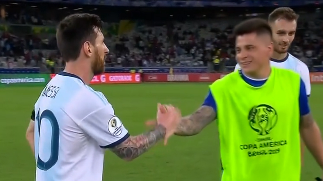 pemain-argentina-lionel-messi-menyalami-pemain-paraguay.jpg
