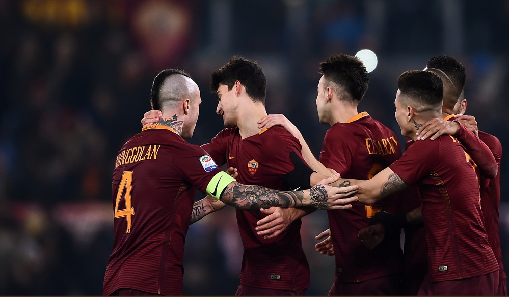 pemain-as-roma-lakukan-selebrasi_20161223_204137.jpg