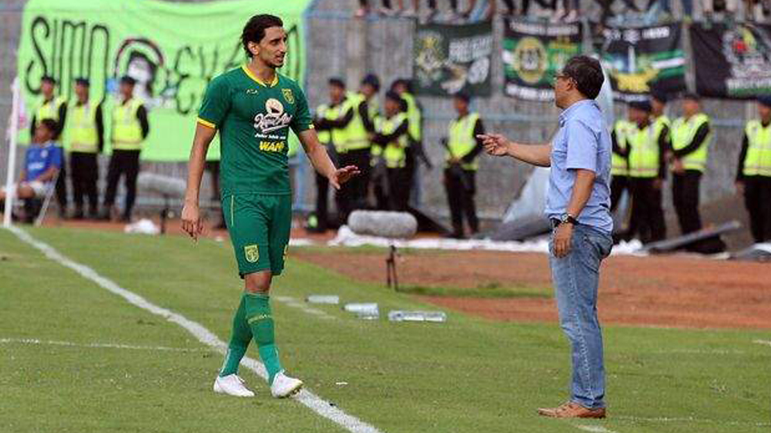pemain-asing-persebaya-mahmoud-eid-berdiskusi-dengan-pelatih-aji-santoso.jpg