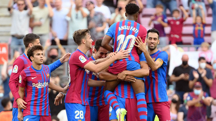 pemain-barcelona-ansu-fati-atas-digendong-rekannya-setelah-mencetak-gol.jpg