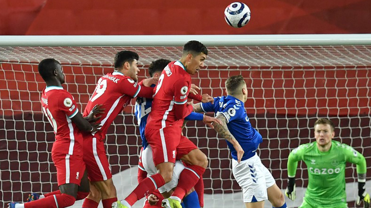 pemain-liverpool-everton-berebut-bola-di-udara-dalam-laga-liverpool-vs-everton.jpg