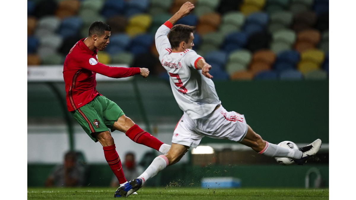 pemain-portugal-cristiano-ronaldo-melepas-tendangan-keras-ke-gawang-spanyol.jpg