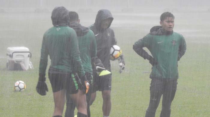 pemain-timnas-u16-indonesia-latihan-di-tengah-hujan_20180927_141438.jpg