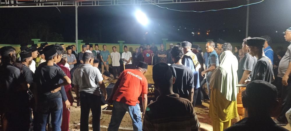 pemakaman-korban-tenggelan-karimun-1012026.jpg
