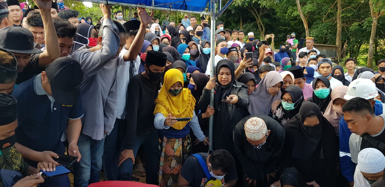 Isak Tangis Pecah Saat Pemakaman Yasa, Pelajar SMP Tewas Akibat Dipukul Kawannya, 'Anaknya Periang'