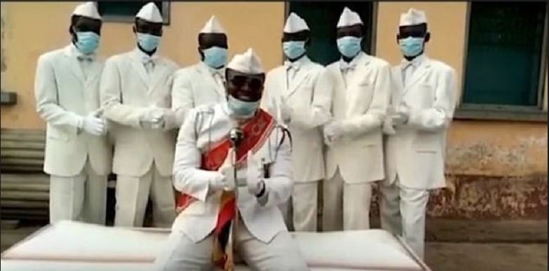 Pembawa Peti Mati Sambil Menari yang sedang Viral Sampaikan Pesan di Tengah Wabah Corona