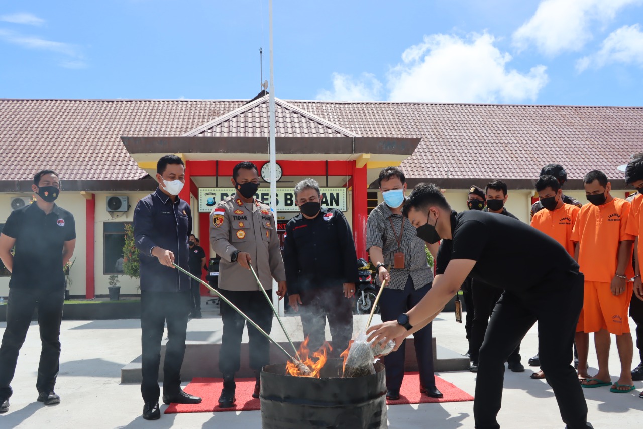 3 Tersangka Kasus Narkoba Polres Bintan Tertegun Lihat 418,93 Gram Ganja Dibakar