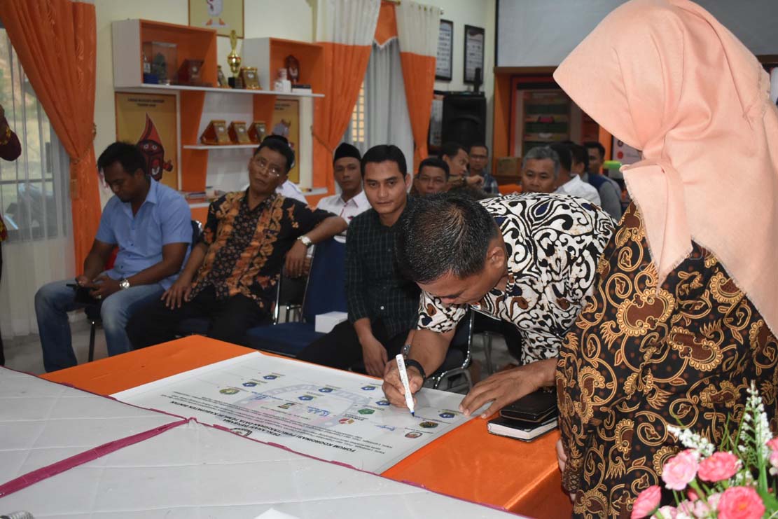 penandatangan-deklarasi-forum-pemutakhiran_20181001_180017.jpg
