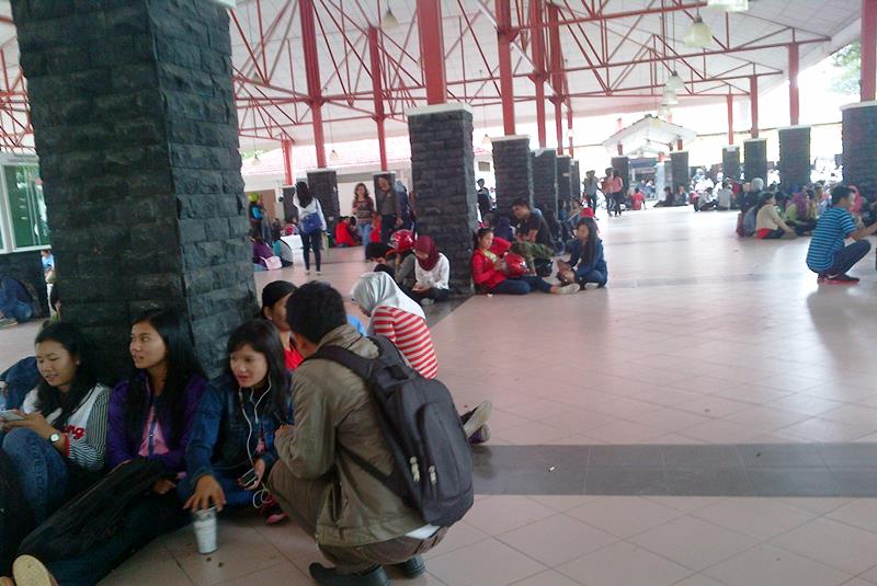 pencaker-duduk-di-lantai-melingkari-tiang-tiang-penyangka-atap-cc-kawasan-industri-batamindo_20160211_151053.jpg