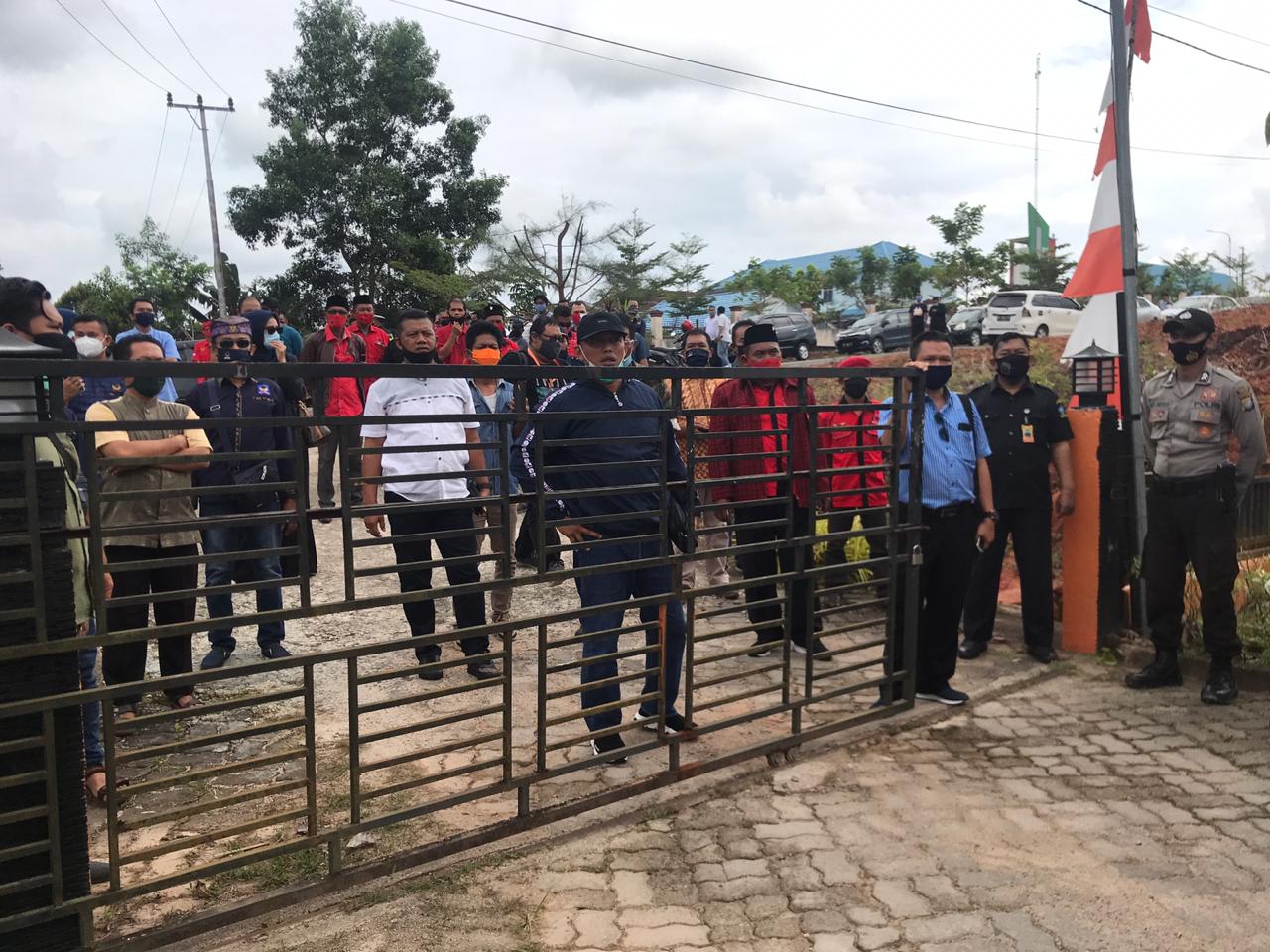 Pendukung Alias Wello-Dalmasri Syam Sempat Kecewa, Tak Diizinkan Masuk ke Kantor KPU Bintan