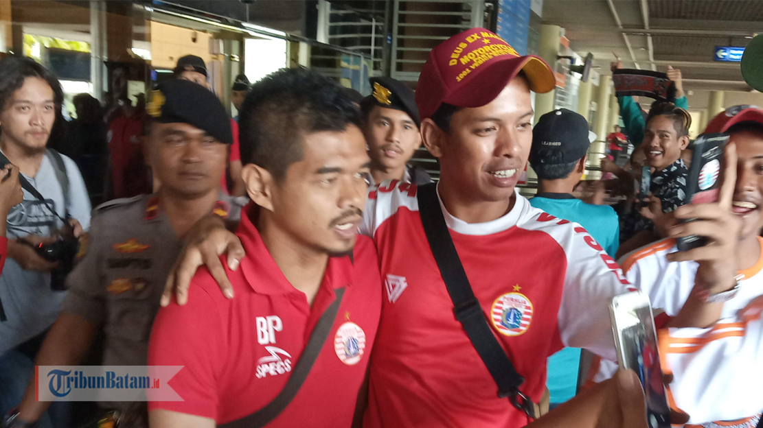 pendukung-persija-minta-foto-bareng-dengan-bambang-pamungkas.jpg