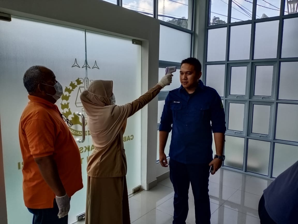 pengecekan-suhu-tubuh-pegawai-cabjari-natuna-di-tarempa.jpg
