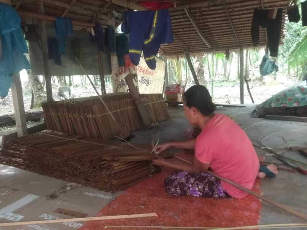 Bertahan di Usia Senja, Long As Lansia Karimun Hidup dari Anyaman Atap Sagu