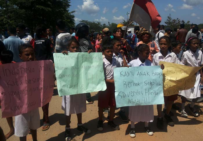 Murid SD Ikut Keliling Tolak Penggusuran Baloi Kolam